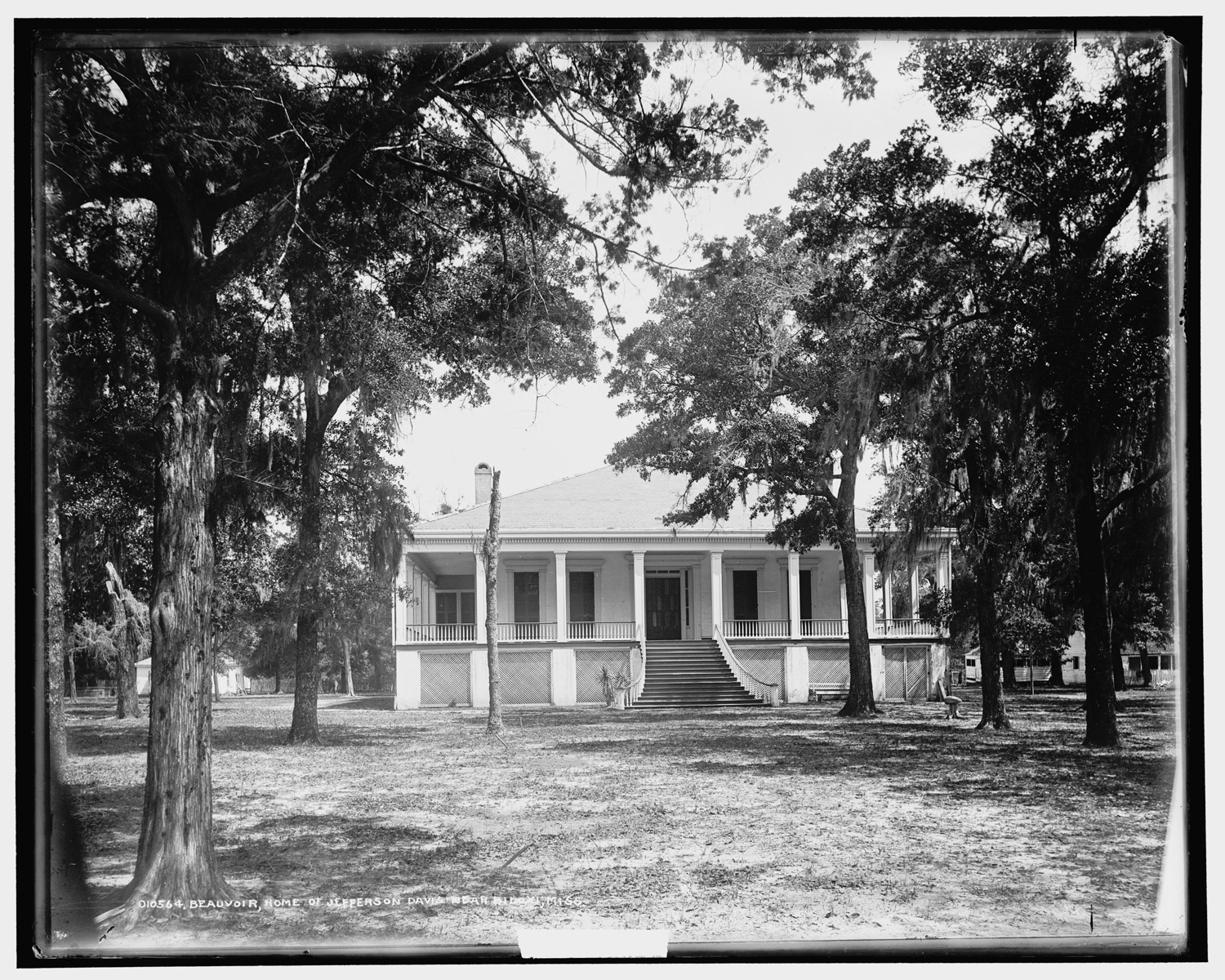 Beauvoir, home of Jefferson Davis, near Biloxi, Mississippi, ca. 1901. (Created by Detroit Photographic Co. Image courtesy the Library of Congress Prints and Photographs Online Catalog: LC-DIG-det-4a06271)