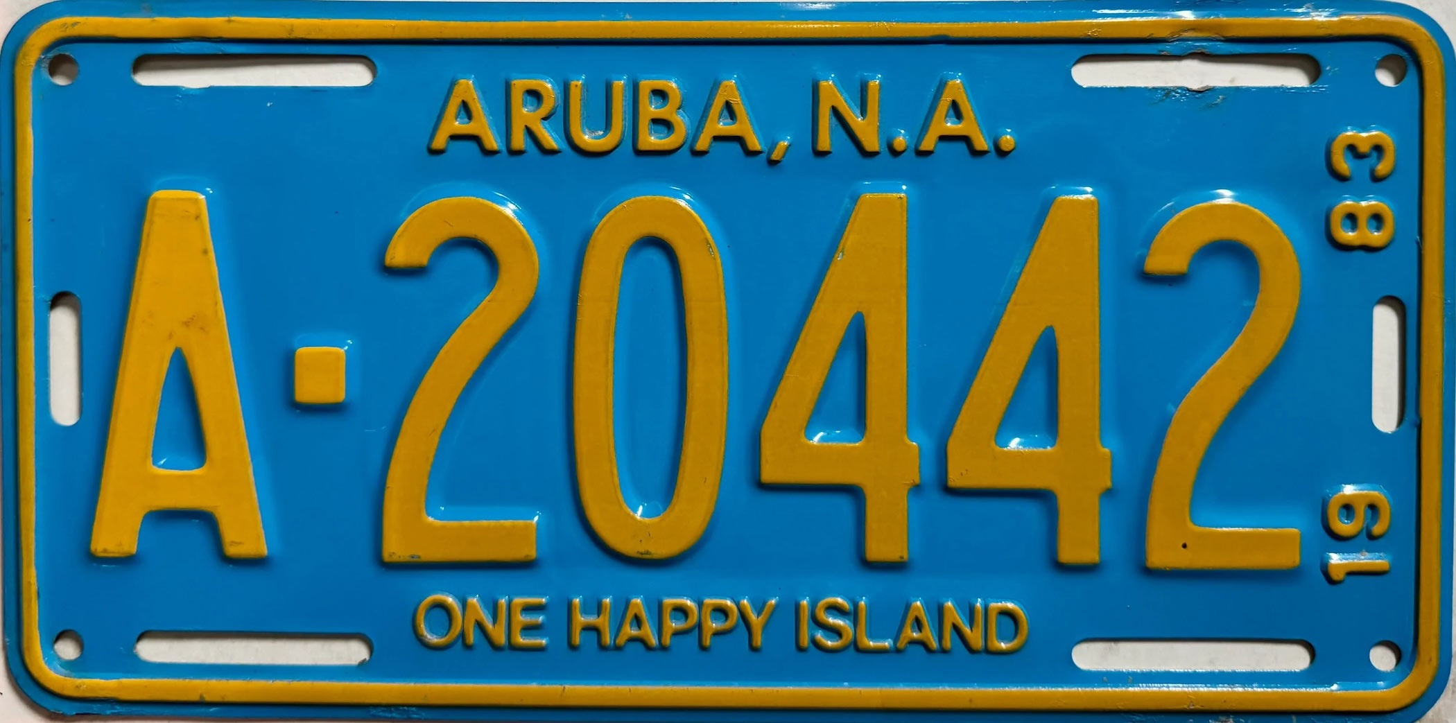 In 1983, the slogan “One Happy Island” found its way onto Aruban license plates.